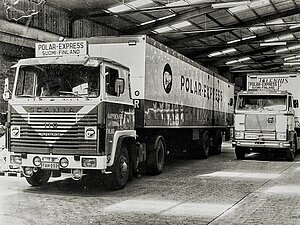 Zwei Lastwagen Kraftfahrzeuge von Polar-Express sind in Schwarz und Weiß abgebildet.Zwei Lastwagen Kraftfahrzeuge von Polar-Express sind in Schwarz und Weiß abgebildet.