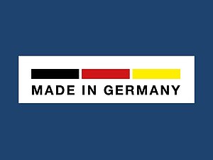 Ein weißer Balken mit der Aufschrift "MADE IN GERMANY" und den Farben Schwarz, Rot und Gold sind vor einem blauen Hintergrund.